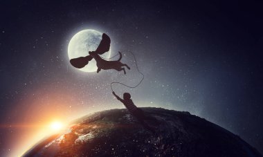 Neşeli çocuk ve köpek. Karışık teknik