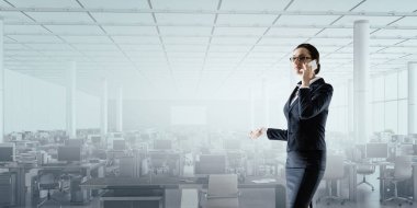 Açık plan ofisleri. Karışık teknik