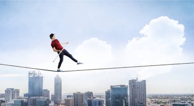 Cesur ropewalker kablosu üzerinde. Karışık teknik