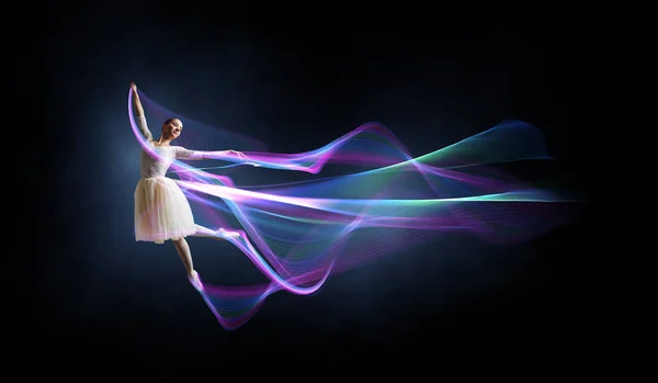 Dançarina de ballet no salto. Meios mistos — Fotografia de Stock