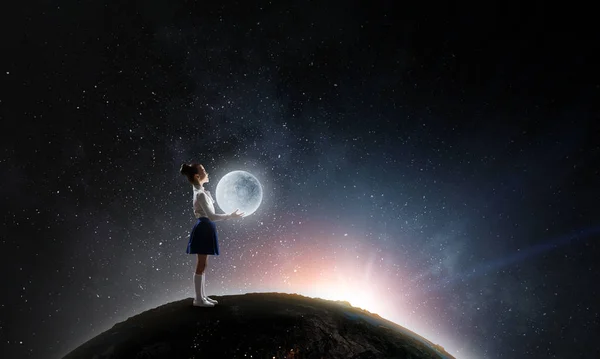 女孩拿着月亮。混合媒体 — 图库照片
