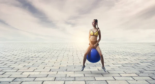 Mulher desportiva na bola de fitness. Meios mistos — Fotografia de Stock