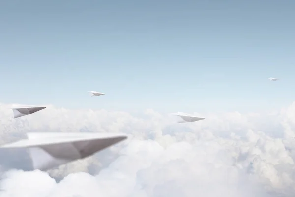 Aviões de papel no céu. Meios mistos — Fotografia de Stock