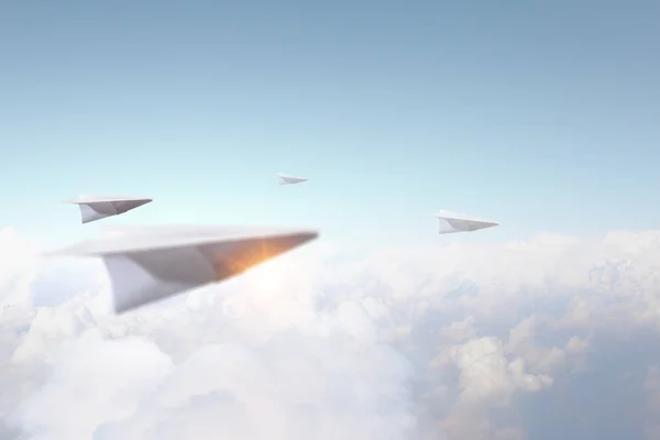 Aviões de papel no céu. Meios mistos — Fotografia de Stock