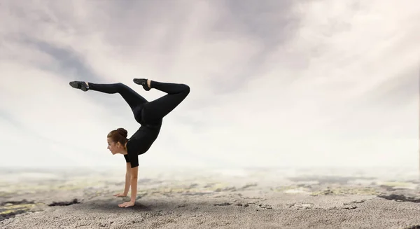 Jimnastikçi kız olarak atlama karışık teknik — Stok fotoğraf