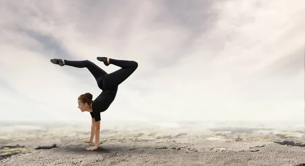 Chica gimnasta en salto Técnica mixta — Foto de Stock