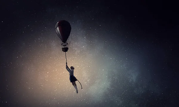 Κορίτσι πετούν στον ουρανό. Μικτή τεχνική — Φωτογραφία Αρχείου