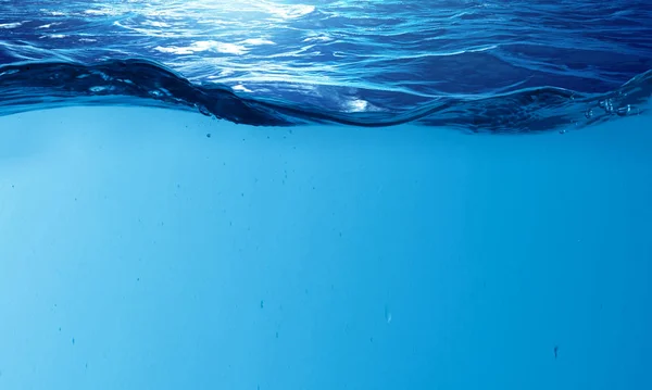 Duidelijke onderwaterachtergrond. Gemengde media — Stockfoto