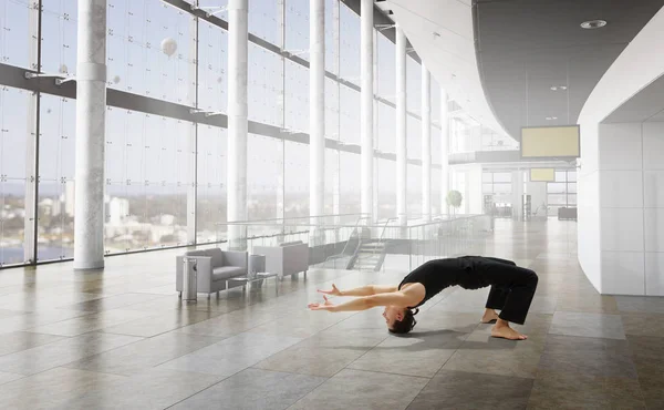 İç mekandaki dansçı adam. Karışık ortam — Stok fotoğraf