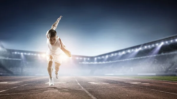 Pista de atletismo del deportista. Medios mixtos — Foto de Stock