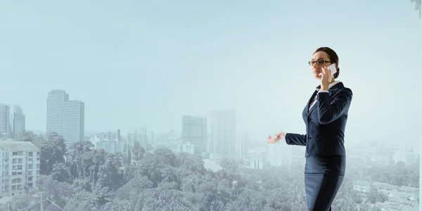 Zakenvrouw heeft een dialoog. Gemengde media — Stockfoto