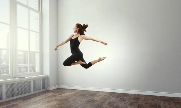 Chica gimnasta en salto Técnica mixta —  Fotos de Stock