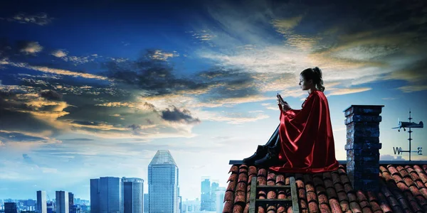 屋根の上のスーパー ヒーロー。ミクスト メディア — ストック写真
