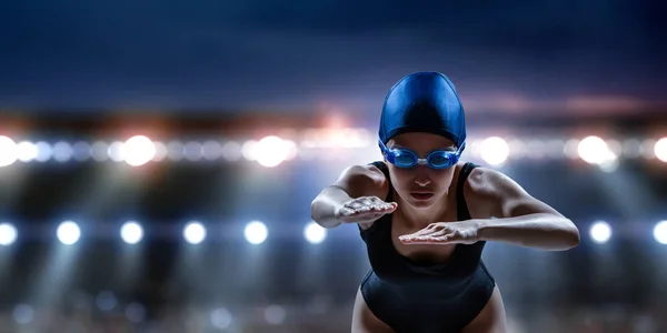 Schwimmer bei Wettkämpfen. Gemischte Medien — Stockfoto