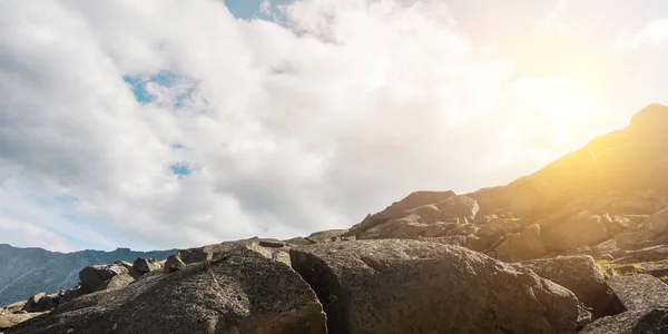 Luce del sole sulla cima della montagna — Foto Stock