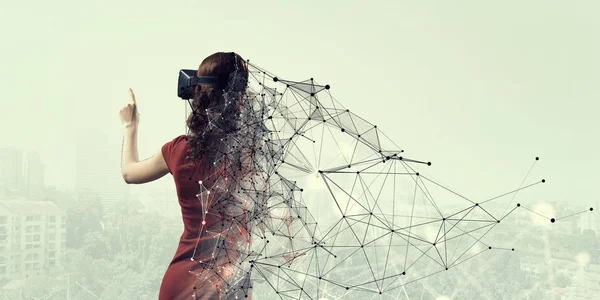 Experimentar el mundo de la tecnología virtual. Medios mixtos —  Fotos de Stock