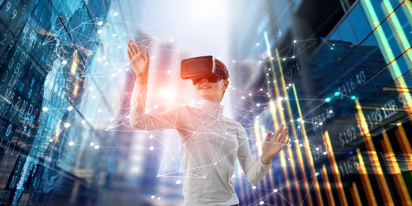 Vivere il mondo della tecnologia virtuale. Mezzi misti — Foto Stock