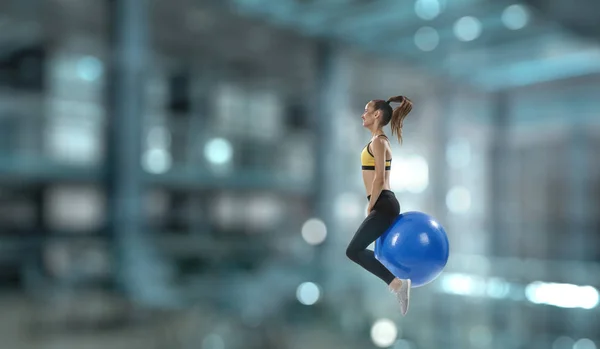 Femme sportive sur balle de fitness. Techniques mixtes — Photo