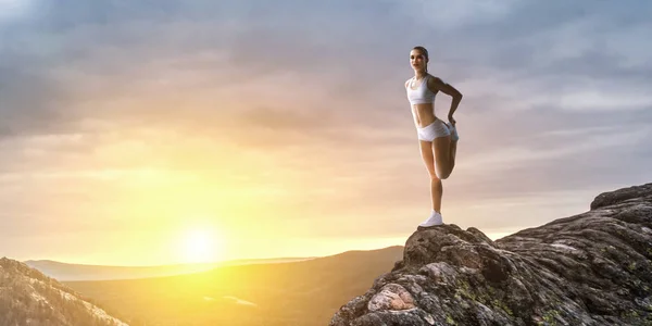 Atleta mujer al aire libre. Medios mixtos —  Fotos de Stock