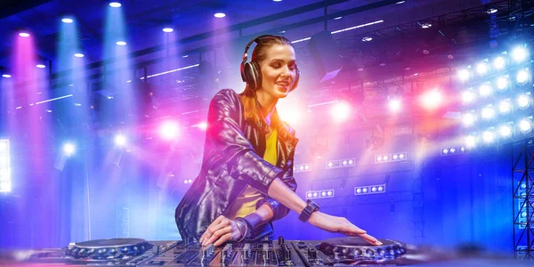 Dj femminile in discoteca. Mezzi misti — Foto Stock