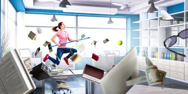 Kadın komik bir temizlik yapıyor. Karışık ortam