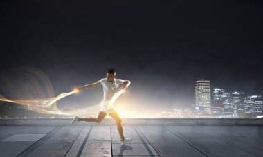 Sporcu adam çalışan yarış. Karışık teknik
