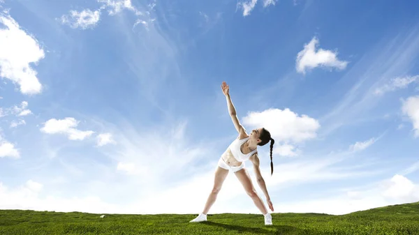 Sporcu kadın açık havada. Karışık teknik — Stok fotoğraf