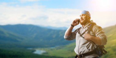 Uzun yürüyüşe çıkan kimse adam dağlarda. Karışık teknik