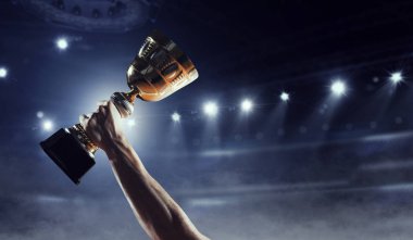 Büyük zaferini kutluyor. Karışık teknik