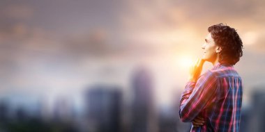 Casual adam bir fikir üzerinde düşünüyorum