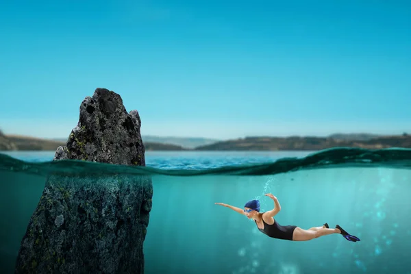 Schwimmer in Schwimmflossen. Gemischte Medien — Stockfoto