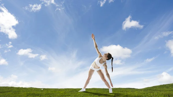 Atleta mujer al aire libre. Medios mixtos — Foto de Stock