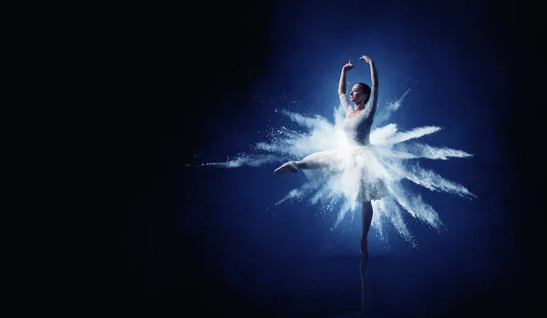 Ballet danser in de sprong. Gemengde media — Stockfoto