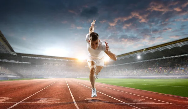 Pista de atletismo del deportista. Medios mixtos —  Fotos de Stock