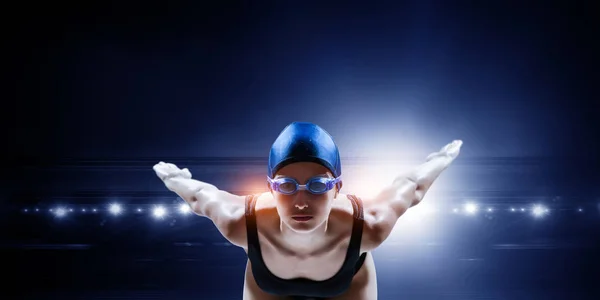 Schwimmer bei Wettkämpfen. Gemischte Medien — Stockfoto