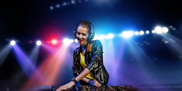 Femme DJ en boîte de nuit. Techniques mixtes — Photo