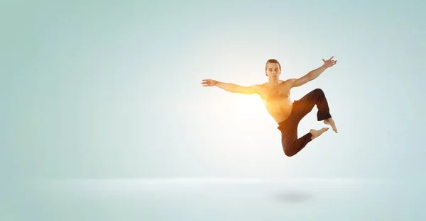 ダンサーの男がジャンプします。混合メディア — ストック写真