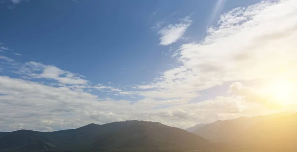 Солнечный свет над вершиной горы — стоковое фото