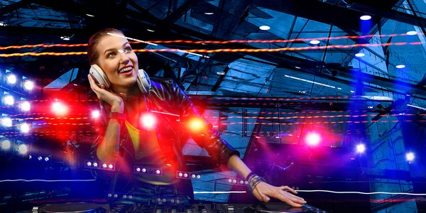 Vrouwelijke dj op console. Gemengde media — Stockfoto