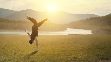 Aşırı yoga pratik. Karışık teknik