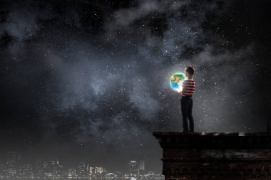 Bütün dünya elinde. Karışık teknik