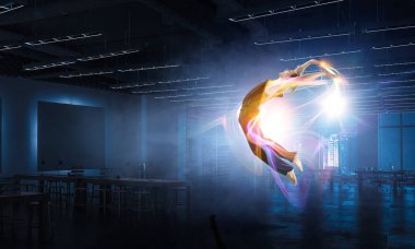 Dansçı adam bir ayakta duruyor. Karışık ortam