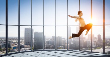 İç mekandaki dansçı adam. Karışık ortam