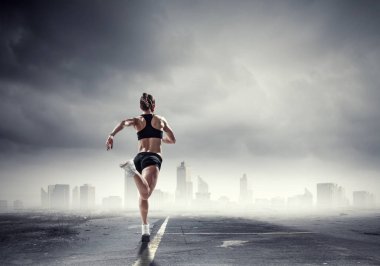 Koşmak sporcumuz yarışı. Karışık teknik