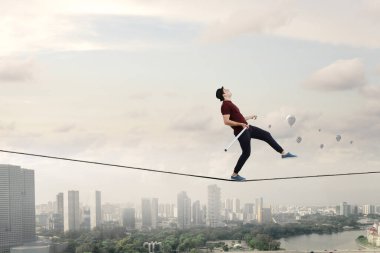 Cesur ropewalker kablosu üzerinde. Karışık teknik