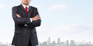 Kendinden emin kıdemli iş adamı. Karışık ortam