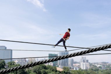 Cesur ropewalker kablosu üzerinde. Karışık teknik