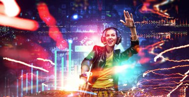 Kadın dj gece kulübünde. Karışık teknik