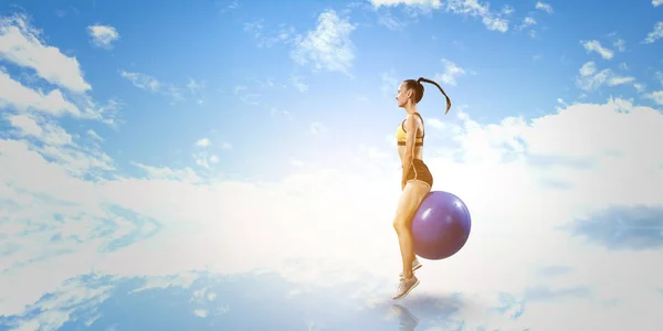 Mulher desportiva na bola de fitness. Meios mistos — Fotografia de Stock