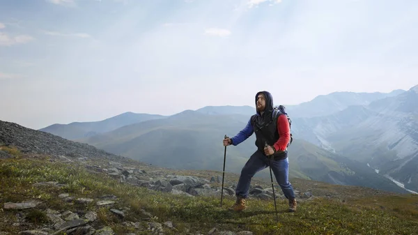 Un randonneur en montagne. Techniques mixtes — Photo